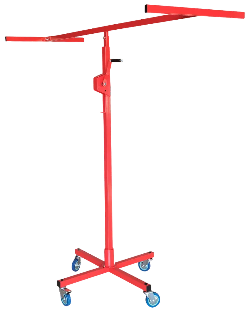Rødt metal gipshejs med justerbare arme, fire blå hjul og solid base. Bruges til at løfte og placere gipsplader under montering. Højde og vinkel kan justeres.