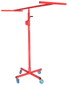 Rødt metal gipshejs med justerbare arme, fire blå hjul og solid base. Bruges til at løfte og placere gipsplader under montering. Højde og vinkel kan justeres.
