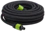 Sort siveslange med grønne og sorte plastikforbindelser i begge ender, rullet sammen. Velegnet til havevanding, fleksibel og porøs for jævn vandfordeling.