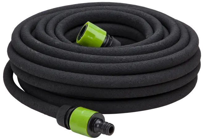 Sort siveslange med grønne og sorte plastikforbindelser i begge ender, rullet sammen. Velegnet til havevanding, fleksibel og porøs for jævn vandfordeling.