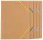 Sæt med fem brune papmapper med diagonale elastikker i gul, grøn, lilla, beige og blå. Miljøvenligt design, perfekt til organisering af dokumenter.