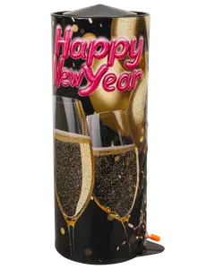 Cylindrisk fyrværkeri med teksten "Happy New Year", billeder af champagneglas og guld balloner på sort baggrund. Designet til nytårsfejring. Synlig lunte i bunden.