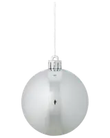 Blank silverfärgad julgranskula med slät, reflekterande yta, rund form och metallfäste med snöre. Perfekt för juldekoration och granpynt.