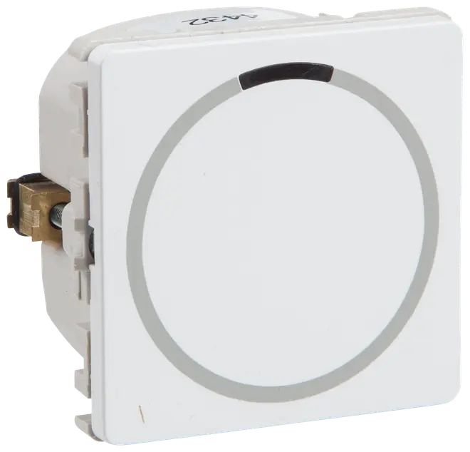Hvid firkantet trykknap med grå cirkelmarkering og sort segment øverst, beregnet til vægmontering i elinstallationer, velegnet til moderne hjem eller kontor.