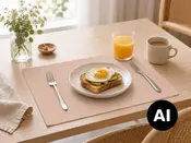 Beige rektangulær dækkeserviet på et træbord med gaffel, kniv, tallerken med toast med spejlæg, appelsinjuice, kaffe og blomster i vase. - Billedet er skabt med AI