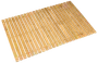Rektangulært bademåtte af bambus med parallelle lameller, naturtræ finish, skridsikker bagside og vandafvisende overflade. Miljøvenlig og let at rengøre.