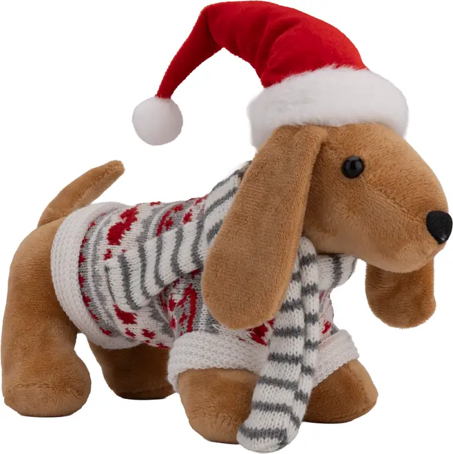 Blød brun hundebamse med rød nissehue, festlig sweater med hvide og røde mønstre samt gråstribet tørklæde. Perfekt til juledekoration eller gave.