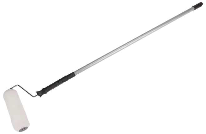 Malerrulle med langt skaft, hvidt skumrullehoved og sort greb, ideel til maling af vægge eller lofter og giver ekstra rækkevidde til store flader.