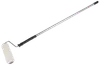 Malerrulle med langt, udtrækkeligt metalhåndtag og hvidt skumrullehoved, ideel til maling af vægge og lofter, giver jævn og glat dækning.