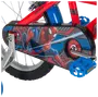 Nærbillede af en rød børnecykel med Spider-Man kædeskærm, blå pedal, baghjul og sølvfarvet støttehjul.