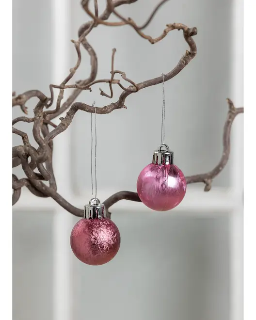Sæt med to små lyserøde julekugler i glas med sølvfarvede hætter og ophængssnor, blank og tekstureret overflade, ideelle til juletræspynt eller dekoration.