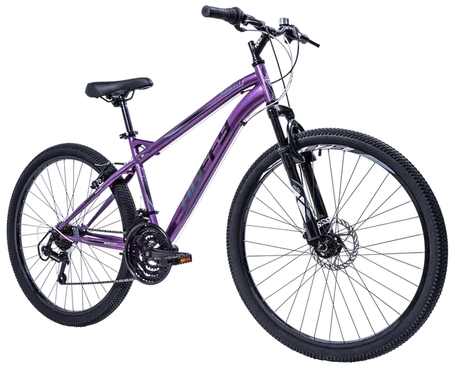 Lila mountainbike med framdämpning, svarta styren, 21-växlad växelsystem, skivbromsar och grova däck. Stabil ram, bekväm sadel, passar för terrängcykling.