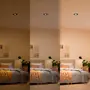 Indbygget LED-loftlampe med justerbar lysstyrke og farvetemperatur, vist i tre indstillinger: varm, neutral og kold hvid, oplyser et moderne soveværelse med blødt, jævnt lys.