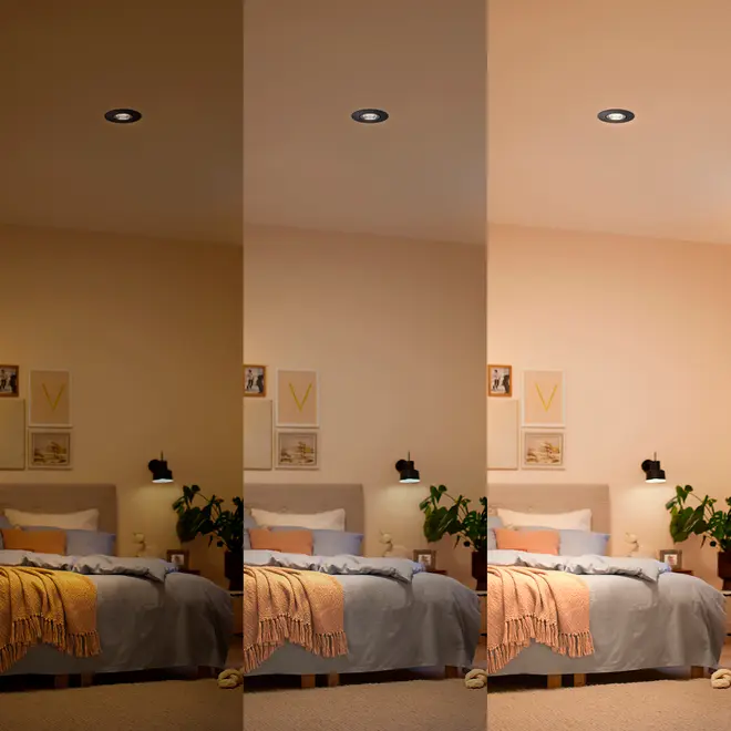 Indbygget LED-loftlampe med justerbar lysstyrke og farvetemperatur, vist i tre indstillinger: varm, neutral og kold hvid, oplyser et moderne soveværelse med blødt, jævnt lys.