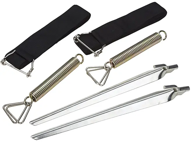 Sæt med to metaljordspyd, to kraftige fjedre og to sorte nylonremme med metalclips, designet til fastgørelse af trampoliner eller udendørsudstyr til jorden.