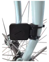 Sort plastiksensor monteret på en lyseblå cykelgaffel med strips, placeret tæt på egerne til registrering af cykeldata. Kompakt, vejrbestandigt design til udendørs brug.