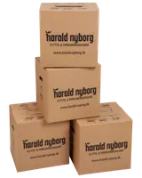 Sæt med fire brune papflyttekasser med håndtag, "harald nyborg" logo og hjemmeside trykt foran. Kasserne er stabile og kan stables til opbevaring og flytning.