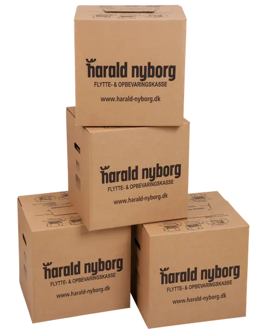 Sæt med fire brune papflyttekasser med håndtag, "harald nyborg" logo og hjemmeside trykt foran. Kasserne er stabile og kan stables til opbevaring og flytning.
