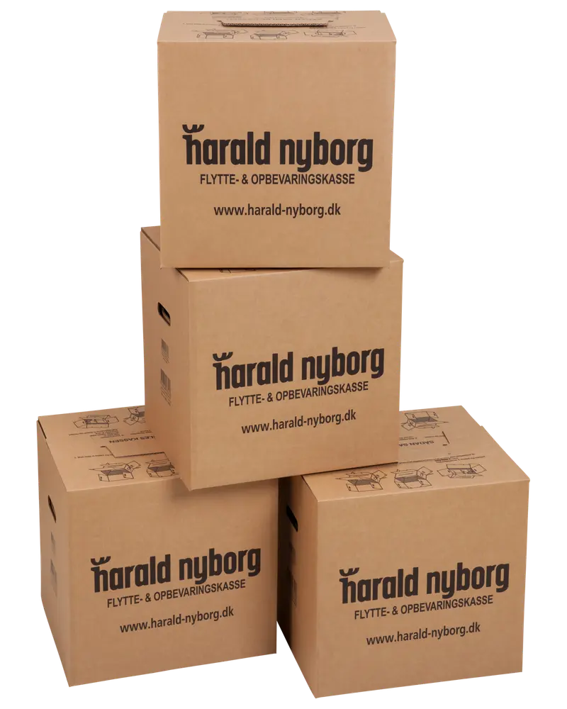 Sæt med fire brune papflyttekasser med håndtag, "harald nyborg" logo og hjemmeside trykt foran. Kasserne er stabile og kan stables til opbevaring og flytning.