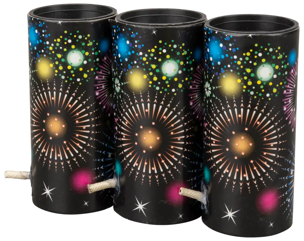 Pakke med tre cylindriske fyrværkerier med sort ydre, farverige fyrværkerimønstre og synlige lunter i bunden. Velegnet til udendørs festligheder.