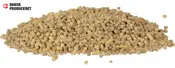 En bunke små, lysebrune foderpiller, ensartede i størrelse og form, velegnet til husdyr eller kæledyr. Dansk produceret, som angivet med logoet i hjørnet.