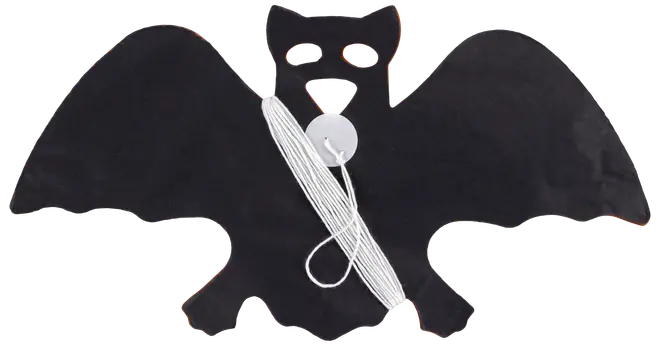Sort drage formet som en flagermus med udskårne øjne, hvid snor og rundt håndtag. Let materiale, ideel til udendørs leg og Halloween-tema.