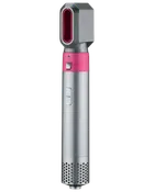 Sølv og pink hårstylingværktøj med rektangulær dyse, trykknap og ventileret bund. Ergonomisk håndtag og moderne design til effektiv tørring og styling af hår.