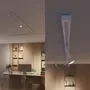 Hvidt loftmonteret skinnesystem med tre justerbare spotlys. Moderne design, giver retningsbestemt belysning, ideel til kontorer, stuer eller arbejdsområder.