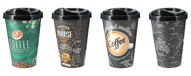 Sæt med fire genanvendelige kaffekrus med sorte låg, hver med unikke kaffetema-designs og tekst i forskellige farver. Fremstillet af plastik, egnet til varme drikke, spildsikre låg.