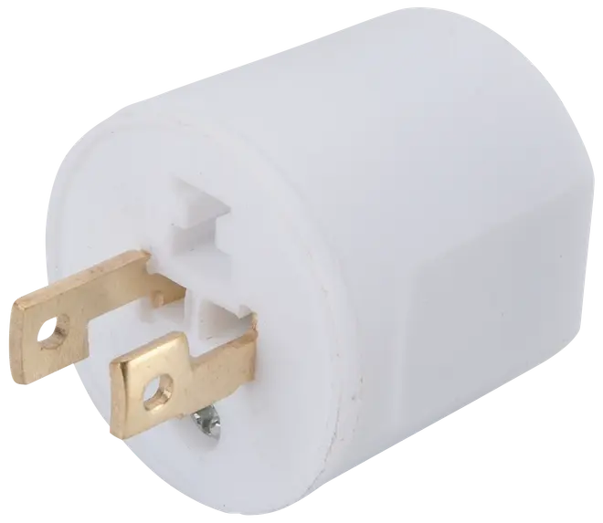 Hvid plast elektrisk stikadapter med to flade messingben og jordforbindelse, designet til at forbinde eller omdanne elektriske apparater til standard stikkontakter.