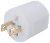 Hvid plast elektrisk stikadapter med to flade messingben og jordforbindelse, designet til at forbinde eller omdanne elektriske apparater til standard stikkontakter.