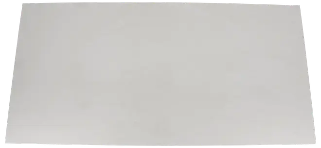 Hvidt, rektangulært ark papir med glat overflade, standard størrelse, egnet til print, skrivning eller tegning. Ingen synlige mærker eller design. Rent og uden folder.