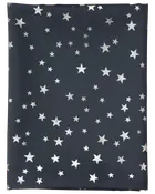 Mørkeblåt gavepapir med spredte sølvstjerner i forskellige størrelser. Festligt og himmelsk mønster, velegnet til fødselsdage, højtider eller særlige lejligheder. Glat, blank overflade.
