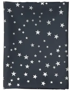 Mörkblå presentpapper med utspridda silverstjärnor i olika storlekar. Festligt och himmelskt mönster, passar till födelsedagar, högtider eller speciella tillfällen. Blank yta.
