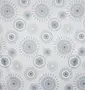 Vitt tyg med upprepat mönster av grå cirkulära solstrålar, med prickar och linjer. Modern, geometrisk stil för sängkläder, gardiner eller möbelklädsel.