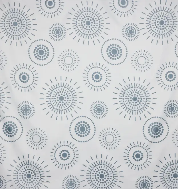 Vitt tyg med upprepat mönster av grå cirkulära solstrålar, med prickar och linjer. Modern, geometrisk stil för sängkläder, gardiner eller möbelklädsel.