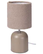 Moderne bordlampe med rund beige keramisk base og cylinderformet lampeskærm i taupe tekstil. Kompakt design, ideel til natbord eller skrivebord. Enkel, nutidig stil.