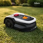 Robotplæneklipper på en grøn græsplæne.