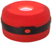 Kompakt rød LED-campinglampe med sort bånd og orange tænd/sluk-knap. Har centralt lys, bærbart design og er velegnet til udendørs eller nødsituationer.