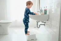 Vit plastpall med halkfri yta, utformad för barn att nå handfat eller bänkar. Lätt, stabil och enkel att rengöra, passar badrum eller kök.