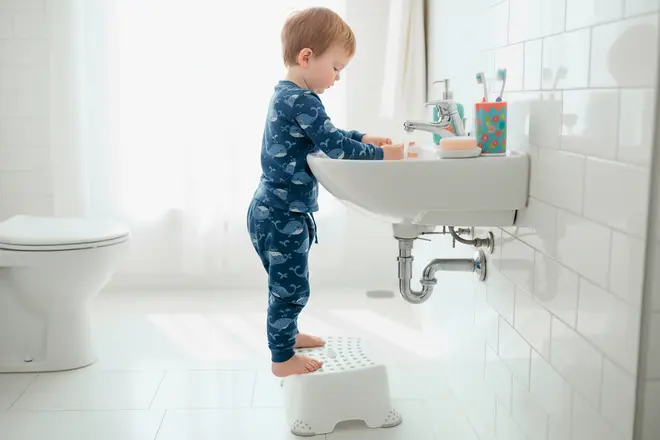 Vit plastpall med halkfri yta, utformad för barn att nå handfat eller bänkar. Lätt, stabil och enkel att rengöra, passar badrum eller kök.