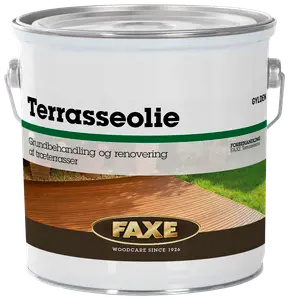 Stor metalspand med Faxe terrasseolie til træterrasser, mærket til grundbehandling og renovering, med metalhank og billede af behandlet træterrasse på etiketten.