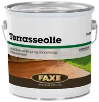 Stor metalspand med Faxe terrasseolie til træterrasser, mærket til grundbehandling og renovering, med metalhank og billede af behandlet træterrasse på etiketten.