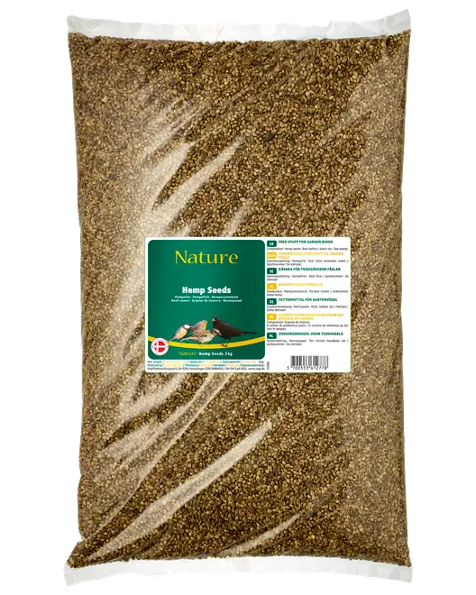 Stor klar plastpose med Nature hampfrø, 3 kg. Etiketten viser produktinformation og billeder af fugle, velegnet til fodring af havefugle og andet dyreliv.