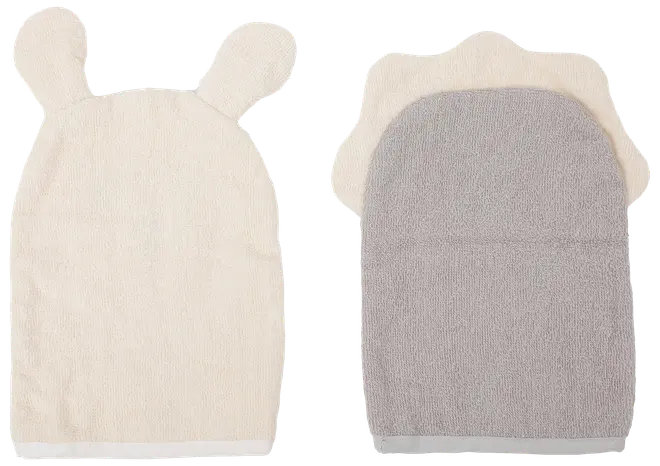 Sæt med to børnevaskeklude, én cremefarvet med bjørneører, én grå med cremefarvet manke, lavet af blødt frotté til skånsom vask.