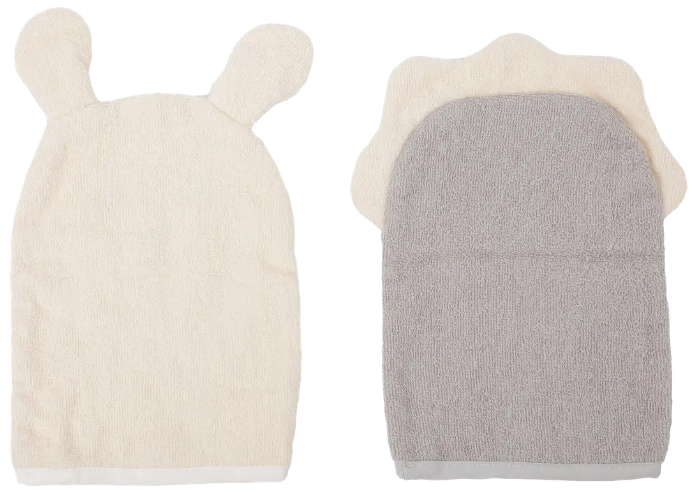 Sæt med to børnevaskeklude, én cremefarvet med bjørneører, én grå med cremefarvet manke, lavet af blødt frotté til skånsom vask.
