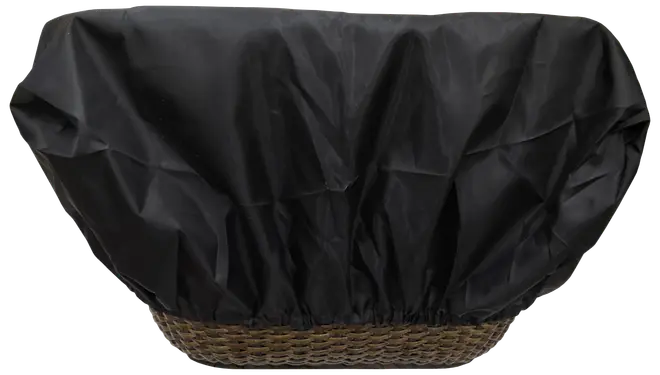 Flätad korg med svart, vattentätt, elastiskt överdrag. Överdraget skyddar innehållet mot regn och damm och sitter säkert runt korgens kant. Perfekt för utomhusbruk.