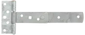 Galvaniseret T-hængsel i stål med flere skruehuller, egnet til porte eller døre. Rektangulær monteringsplade og lang strop. Korrosionsbestandig overflade til udendørs brug.