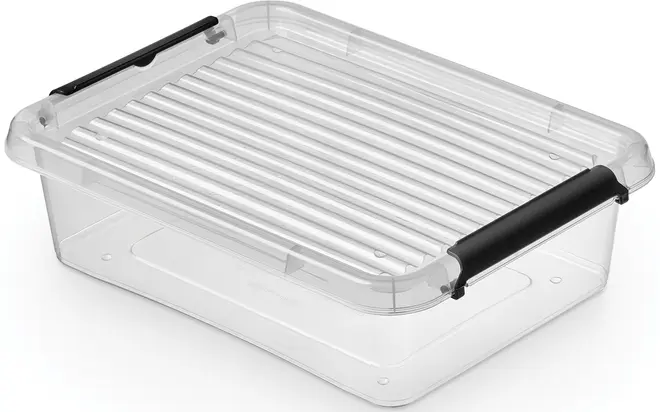 Transparent plastförvaringslåda med räfflat lock och två svarta låshandtag. Rektangulär form, stapelbar, perfekt för organisering och förvaring av olika saker.