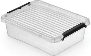 Transparent plastförvaringslåda med räfflat lock och två svarta låshandtag. Rektangulär form, stapelbar, perfekt för organisering och förvaring av olika saker.